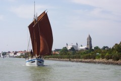 Jeanne J., en navigation dans le port de Noirmoutier